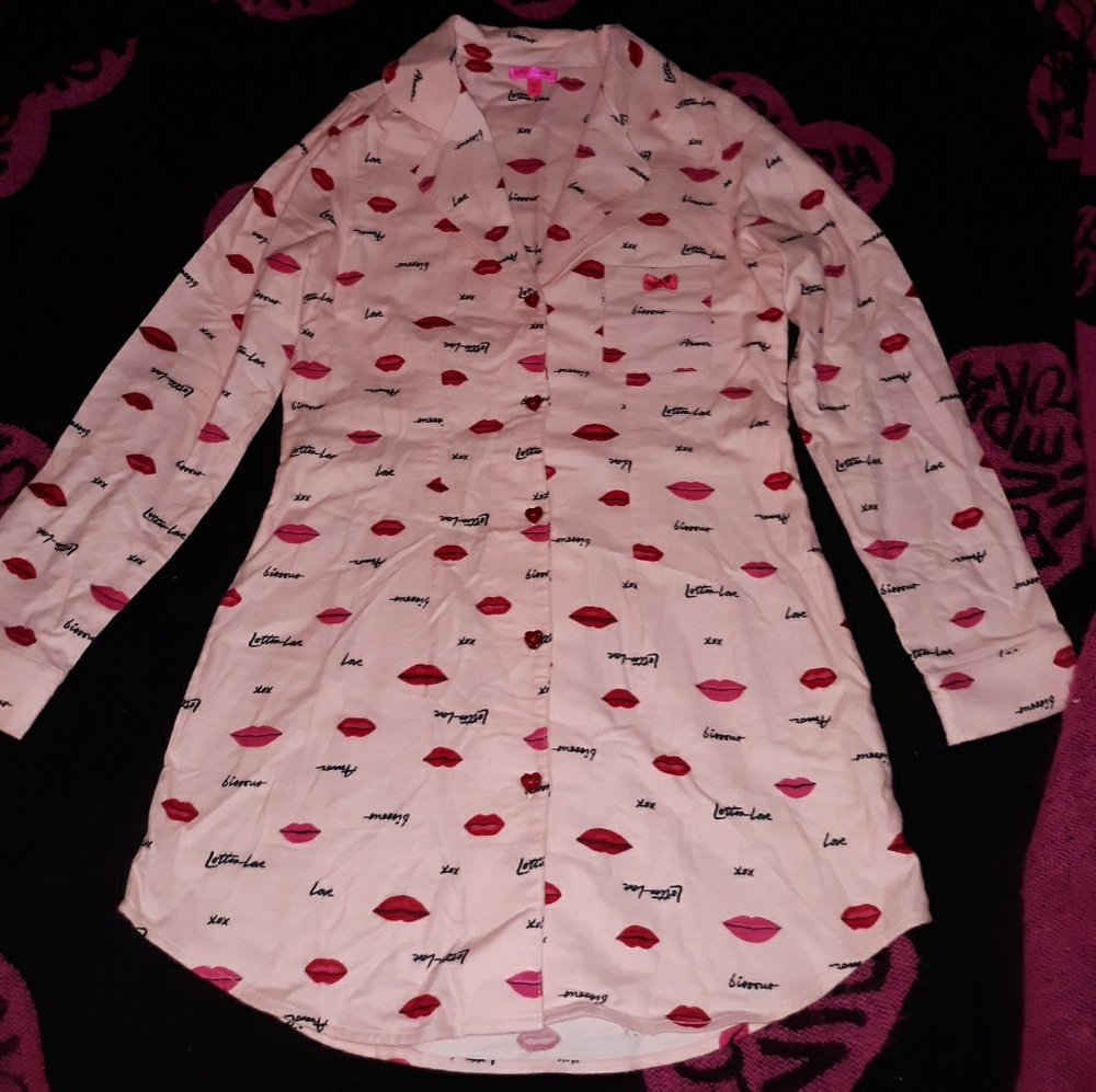 2 for 10🎀Like new Betsey Johnson night shirt